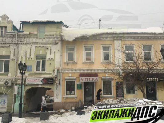 Одна из самых проходных улиц в центре Владивостока стала опасной для горожан