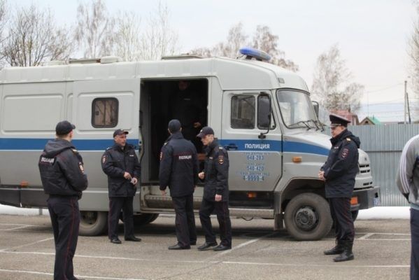 Во Владивостоке мужчина напал на водителя автозака, в котором перевозили арестованного