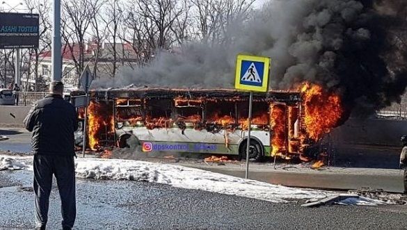Во Владивостоке полыхал пассажирский автобус