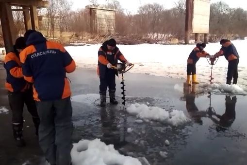 Приморские спасатели продолжили бурить лёд на реке Арсеньевка