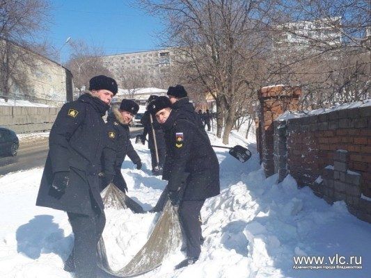 Убирать снег во Владивостоке выходили курсанты