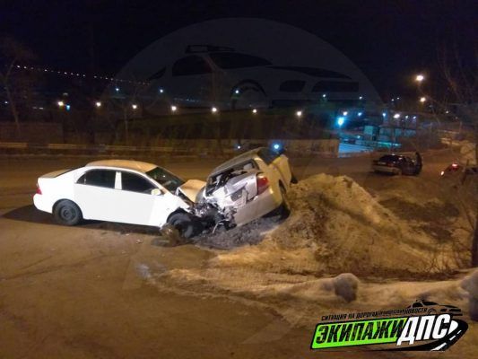 Сразу три автомобиля столкнулись на скользкой дороге во Владивостоке