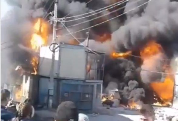 Серьёзный пожар во Владивостоке: на Выселковой полыхает склад стройматериалов