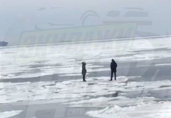 На острове Русский парня с девушкой унесло на льдине
