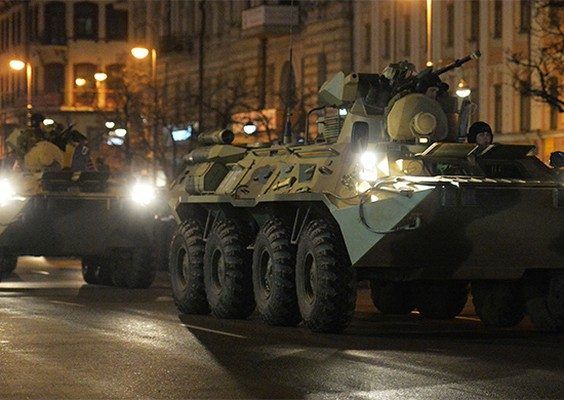 Во Владивостоке прошла первая ночная тренировка механизированной части парада ко Дню Победы