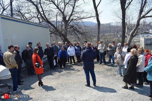 Жители посёлка Поспелово во Владивостоке вышли на собрание с требованием наконец оформить их землю