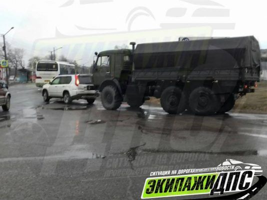 В Приморье армейский грузовик протаранил легковушку