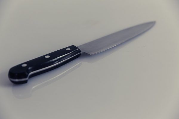 В Приморье женщина, получив от мужа по лицу, взялась за нож