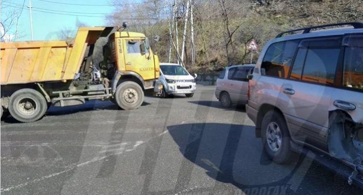 Самосвал КамАЗ протаранил Toyota Land Cruiser во Владивостоке