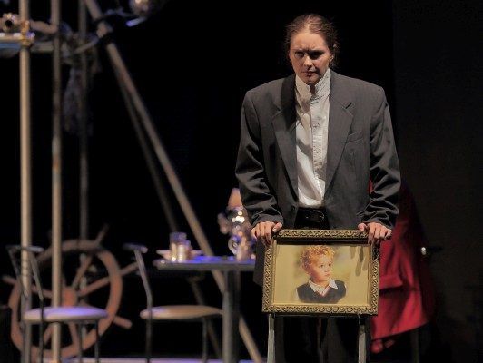 Приморский театр молодёжи покажет горожанам спектакль «Крах»
