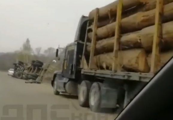 «Пункт назначения»: в Приморье на дороге перевернулся лесовоз