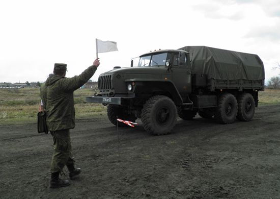 Огромный армейский грузовик вылетел с трассы в Приморье