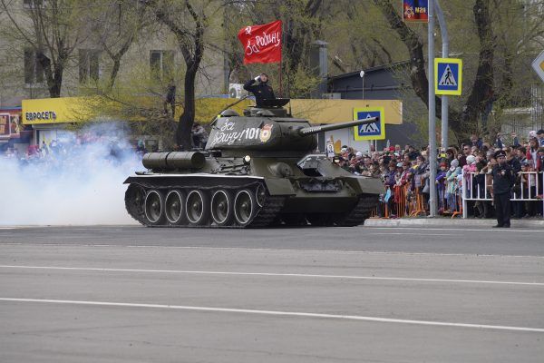 Участником парада Победы в Уссурийске стал восстановленный танк Т-34-85