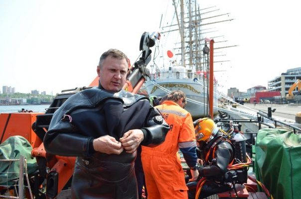 Японский парусник KAIWO MARU при заходе во Владивосток намотал на винт рыболовную сеть