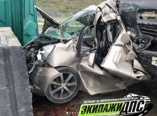 Гружёный самосвал с отказавшими тормозами уничтожил легковушку во Владивостоке