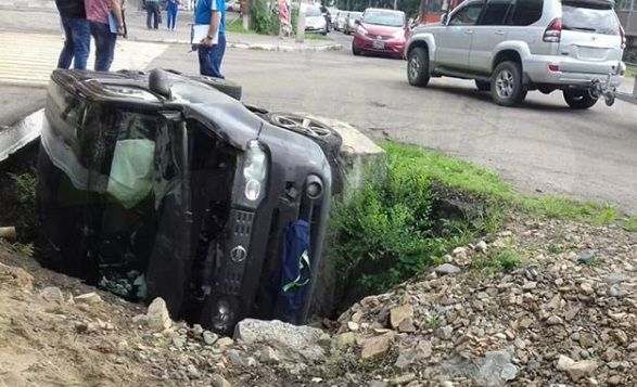 ДТП в Уссурийске: иномарка завалилась в канаву