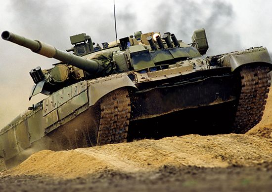 Танк Т-72 завалился в кювет в Приморье