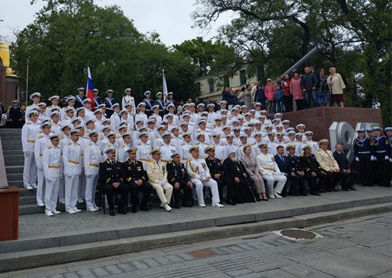 Выпускники военно-морского училища на лимузинах шокировали приморцев