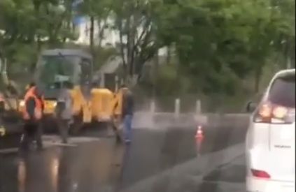 Во Владивостоке на улице Светланской асфальт укладывали в дождь