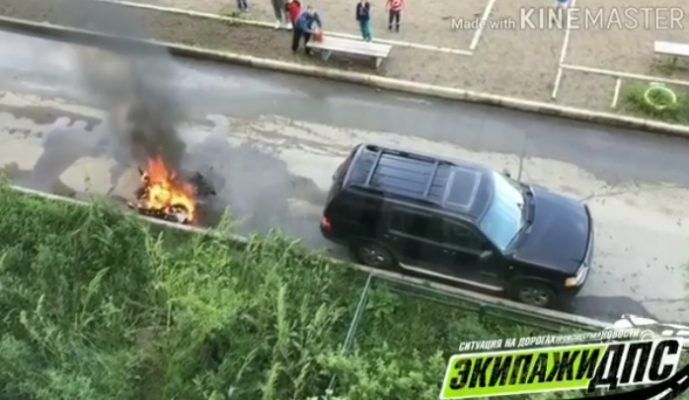 Во Владивостоке прямо на улице в окружении детей загорелся мопед