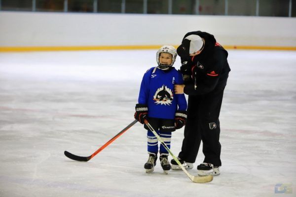 Юные хоккеисты Владивостока занимались с тренером клуба НХЛ «Филадельфия Флайерз»