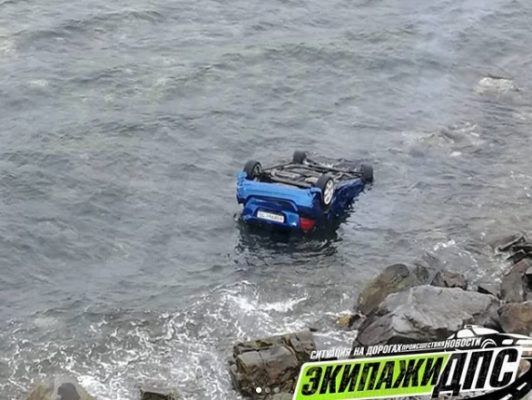 Во Владивостоке иномарка скатилась с обрыва в море и перевернулась