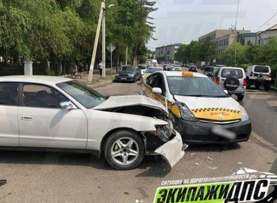 Серьёзное ДТП: В Приморье Toyota Chaser врезался в такси