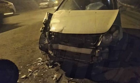 Трактор уничтожил щётками переднюю часть легковушки во Владивостоке