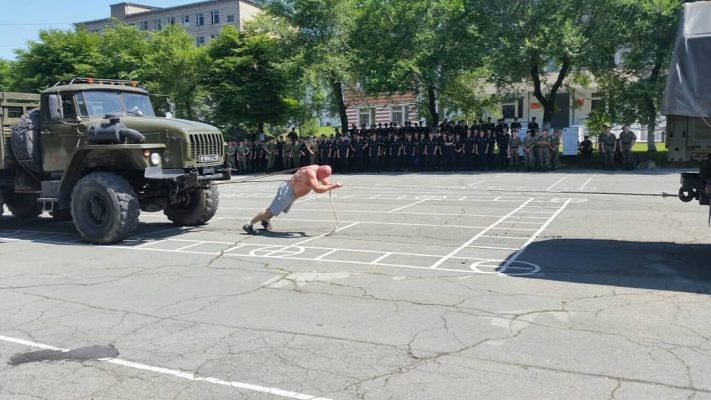 Приморец Иван Савкин протащил на себе тяжёлый армейский грузовик