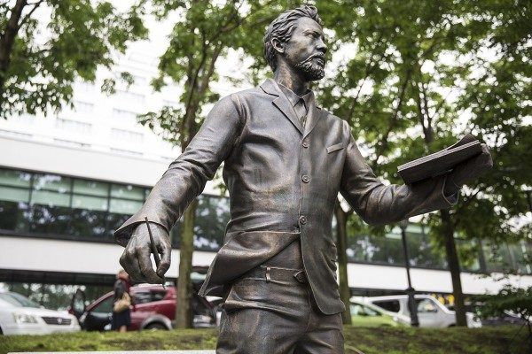 Памятник Антону Чехову торжественно открыли во Владивостоке