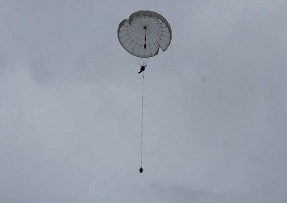 Первые в своей жизни прыжки с парашютом выполнили курсанты Дальневосточного ВОКУ в Приморье