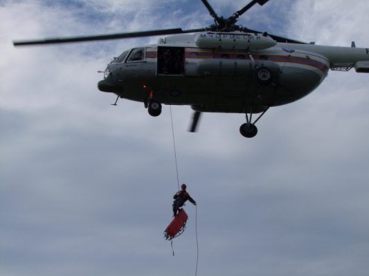В Приморье спасатели отработали навыки беспарашютного десантирования