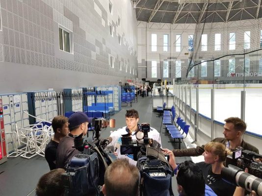 Хоккеисты «Адмирала» провели открытую тренировку для журналистов