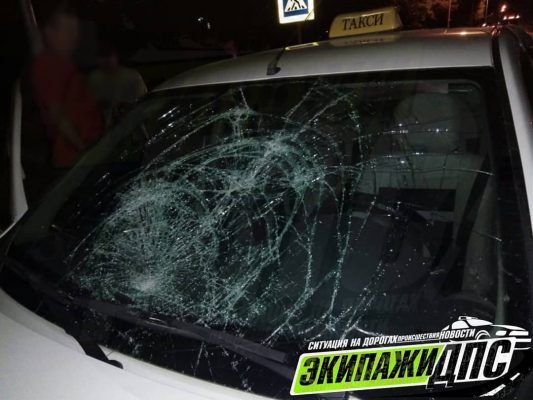 Сразу трёх пешеходов сбила машина такси в Приморье
