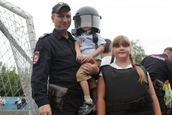 Полицейские и организовали для детей спортивный праздник в Приморье