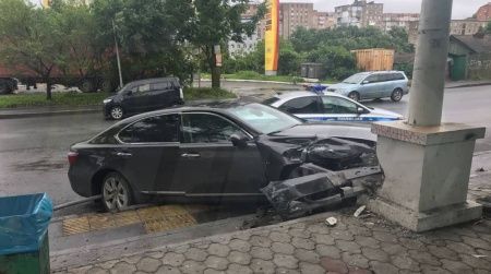 Во Владивостоке Lexus протаранил остановку с иконной лавкой