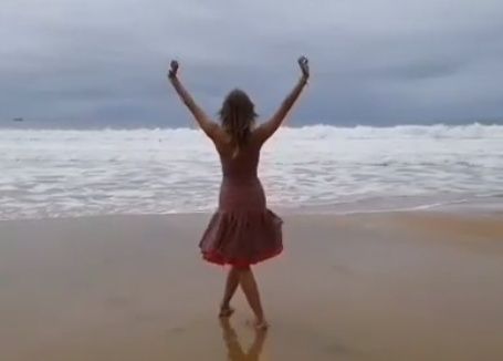 Красивейшее видео с танцем на пляже записала жительница Приморья
