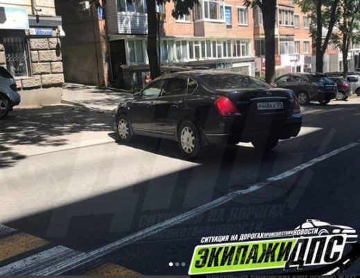 «Парковщик года»: во Владивостоке автомобиль перекрыл целую полосу движения