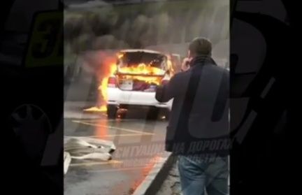 Автомобиль сгорел на дороге в центре Владивостока