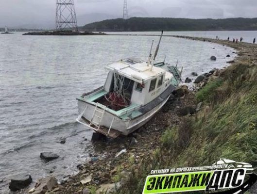 Во Владивостоке катер выбросило на берег