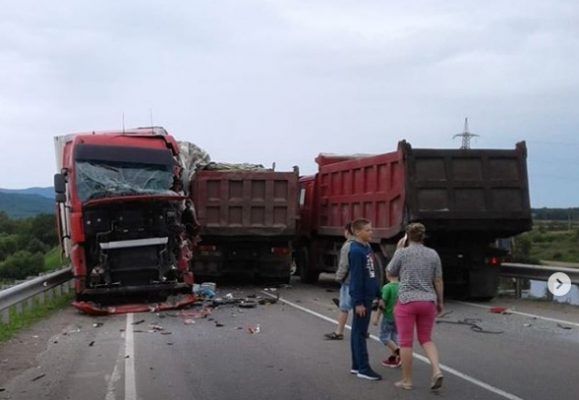 Жуткое ДТП с участием трёх большегрузов произошло в Приморье