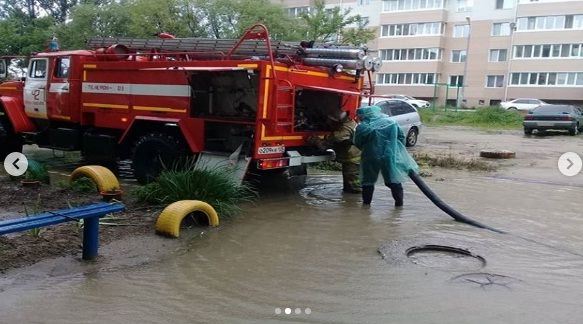Пожарные откачивали воду со двора в Ханкайском районе Приморья