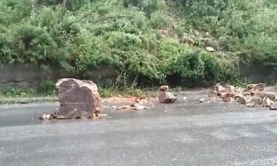 Огромные камни падают на проезжую часть во Владивостоке — очевидцы