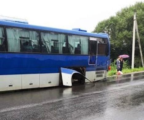 У автобуса на ходу отвалилось колесо в Приморье