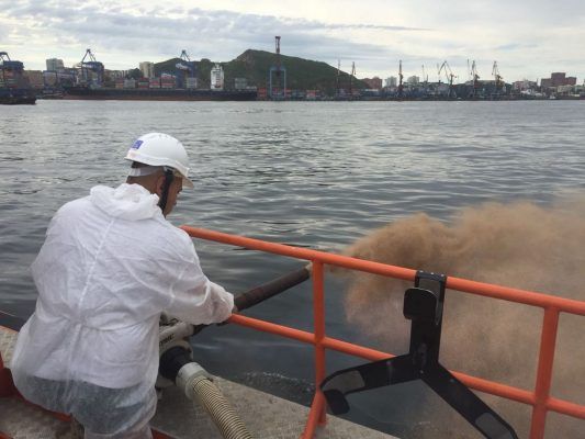 Во Владивостоке под мостом на Русский произошёл разлив нефтепродуктов