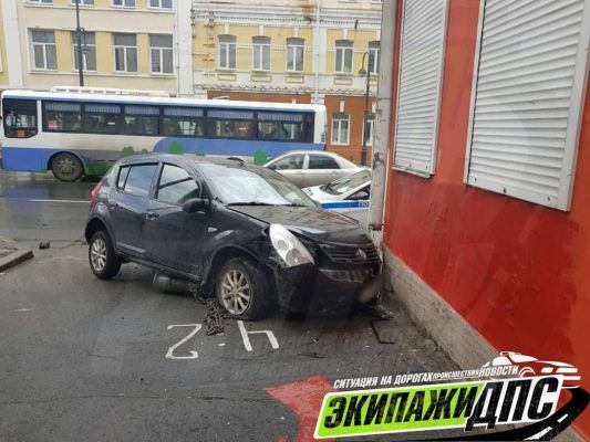 В центре Владивостока пьяный автомобилист «вылетел» на тротуар