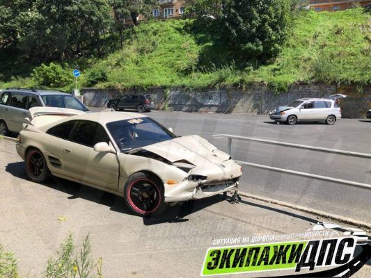 Автомобиль свалился «с неба» на другую машину во Владивостоке