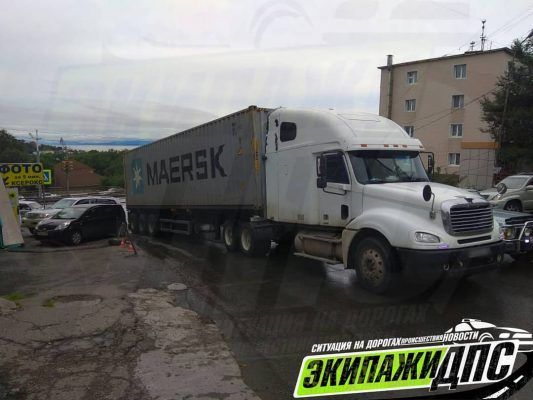 Во Владивостоке огромная фура «притёрла» дорогостоящий автомобиль