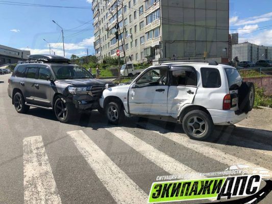 Машины столкнулись влобовую на пешеходном переходе во Владивостоке