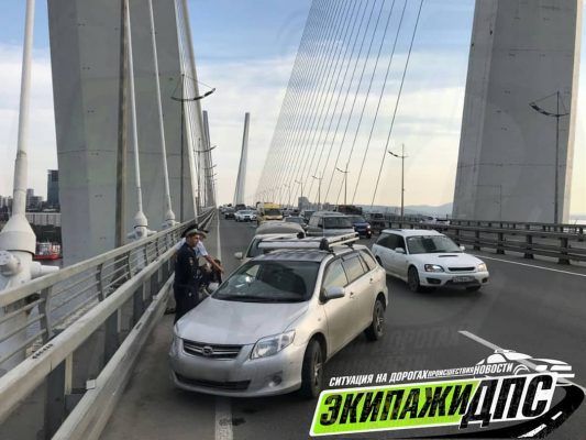 Взрыв колеса спровоцировал серьёзное ДТП на Золотом мосту Владивостока
